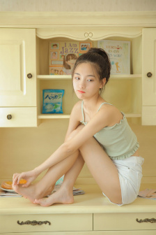 阳光中的裸女